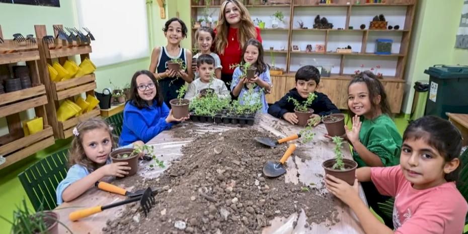 Mersin’de minik eller toprakla hayata dokunuyor