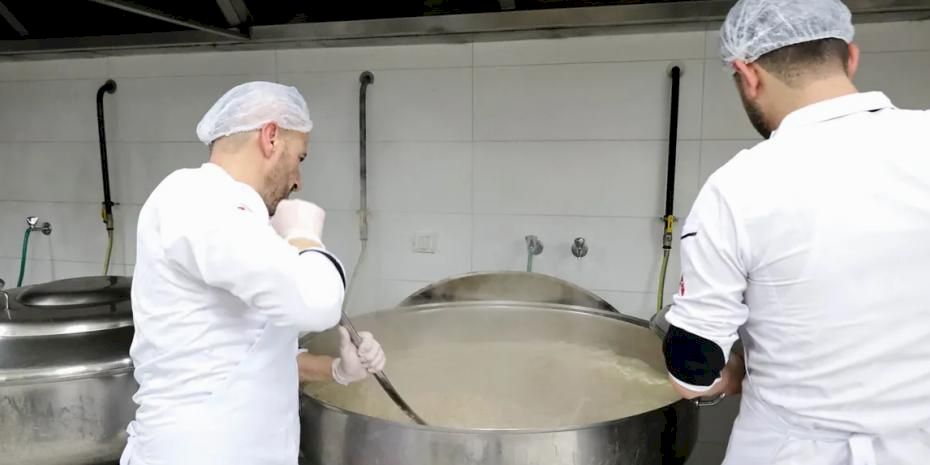 Sakarya'da 90 bin kişilik iftar yemeği kendi kazanlarında pişiriyor