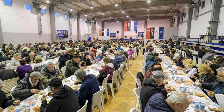 İzmir Büyükşehir’in iftar sofrası Foça’da kuruldu