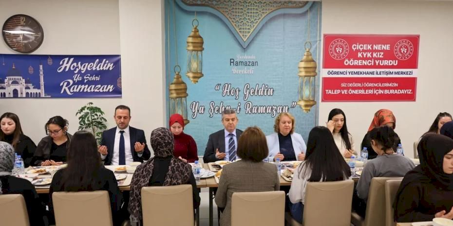 Artvin'de iftar sofrası gençlerle paylaşıldı