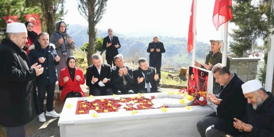 Trabzon'da Başkan Genç’ten Şehit Pilot Gençcelep'in kabrine ziyaret