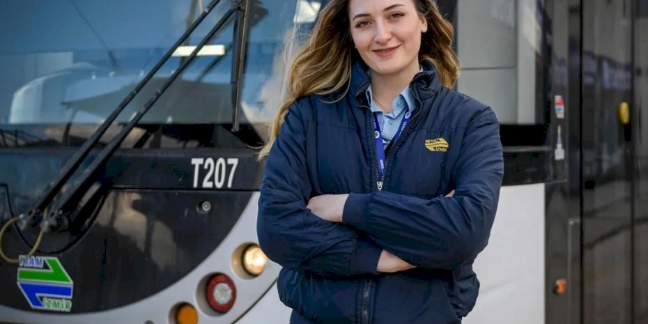 İzmir’de tramvay koltuğunda bir kadın... Raylarda kadın gücü