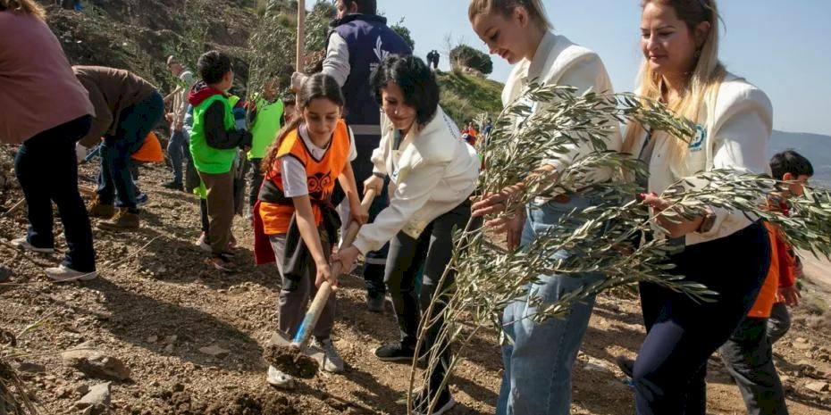 İzmir Güzelbahçe’de 1000 zeytin fidanı toprakla buluştu