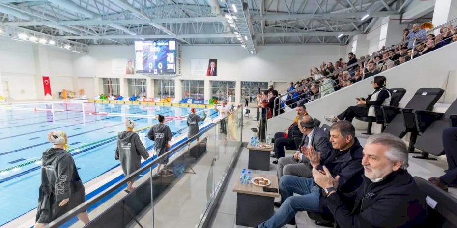 Göztepe’nin Avrupa zaferine Başkan Tugay da eşlik etti