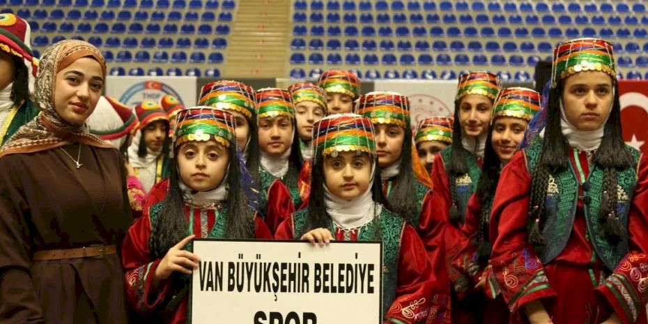 Van Büyükşehir halk oyunlarında şampiyon