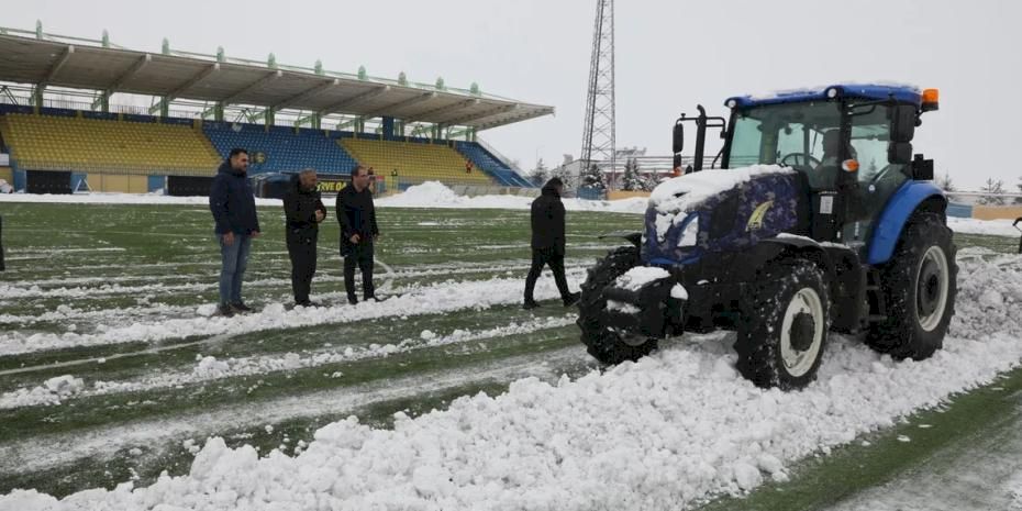 Ağrı’da müdür traktörle sahaya indi