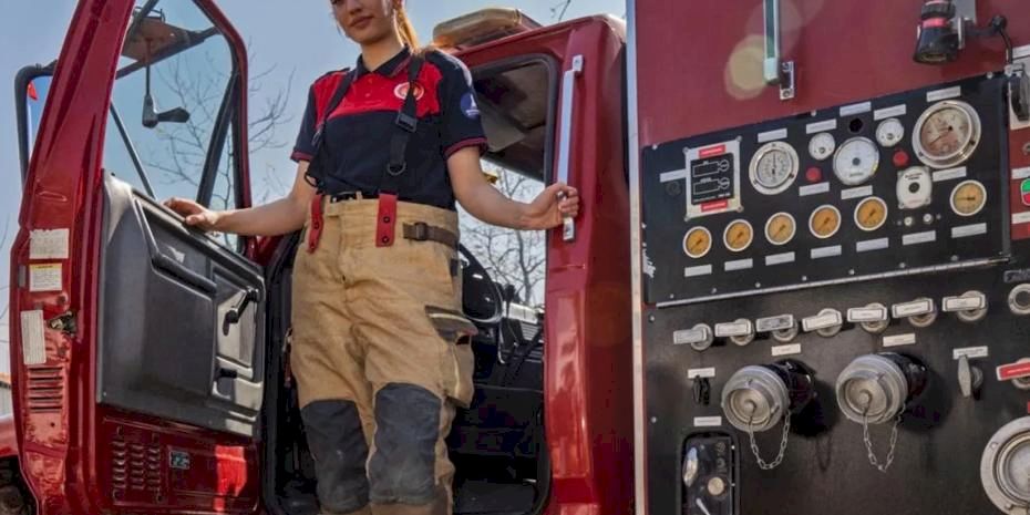 Alevlere meydan okuyan kadın... İzmir'de cesaretiyle örnek