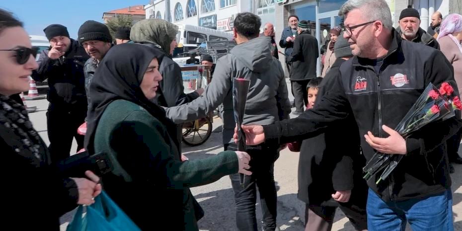 Nevşehir Belediyesi kadınlara binlerce çiçek dağıttı