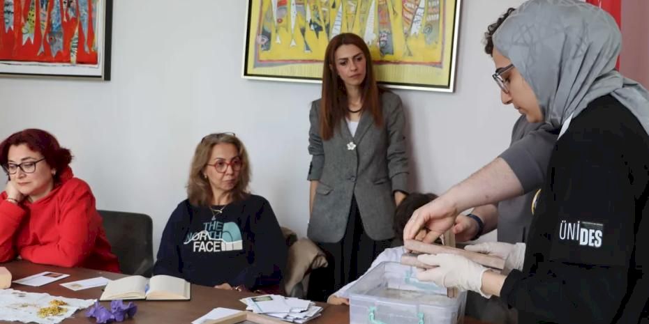 Maltepe'de geleneksel yöntemle kâğıt yapımını öğrendiler