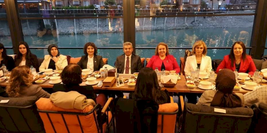 Artvin Valisi Ergün kadın personellerle iftarda buluştu