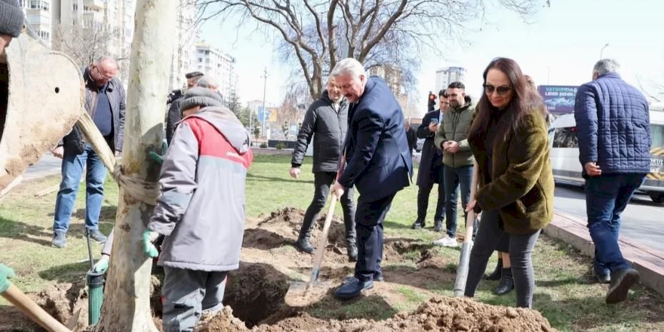 Kayseri Melikgazi'de bahar fidan dikimiyle geldi