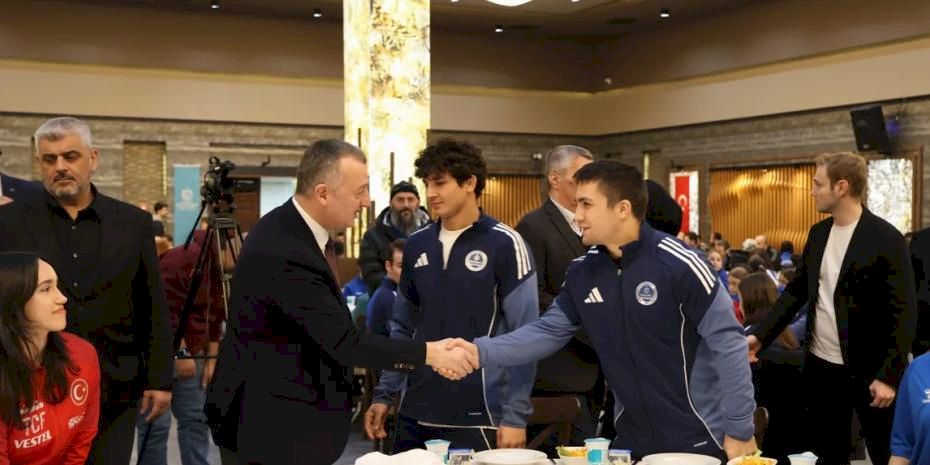 Kocaeli'de Başkan Büyükakın başarılı sporcularla iftar yaptı