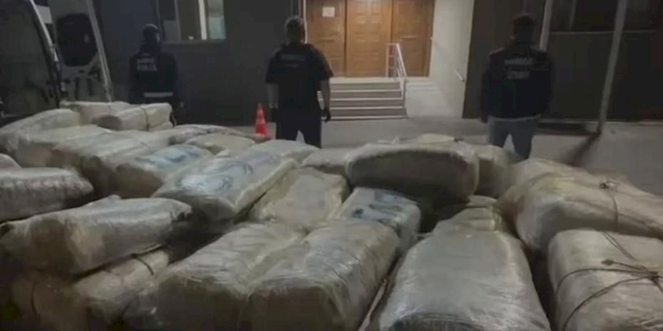 İzmir’de 1 ton 346,5 kg uyuşturucu madde ele geçirildi