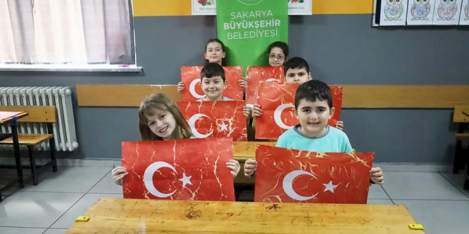 Sakarya Büyükşehir öğrencilerle milli marşı andı