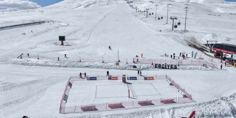 Kayseri Erciyes'te kar voleybolu heyecanı başlıyor