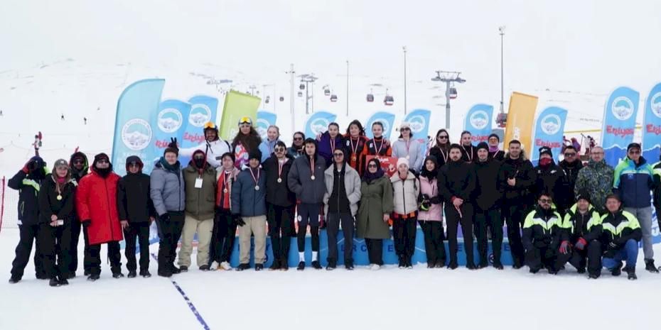 Erciyes'te kar voleybolu coşkusu