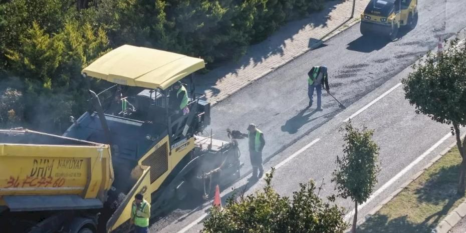 İzmir'de Çeşme’nin yolları yaza hazırlanıyor