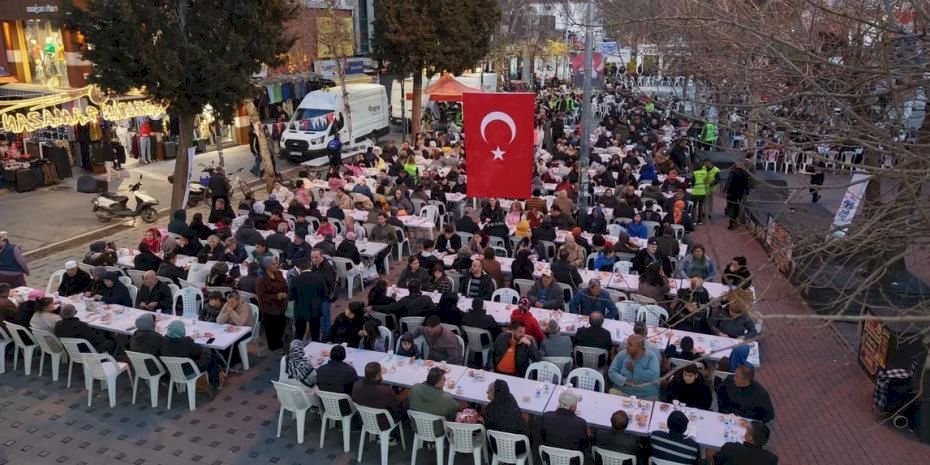 İzmir Çiğli’de Kadir Gecesi’nde binler aynı sofrada buluştu