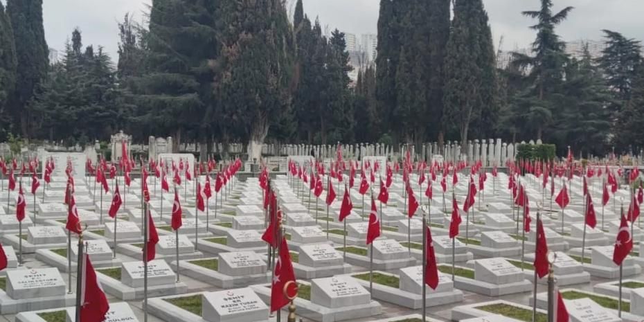 Trabzon'da Büyükşehir mezarlıkları bayrama hazırladı