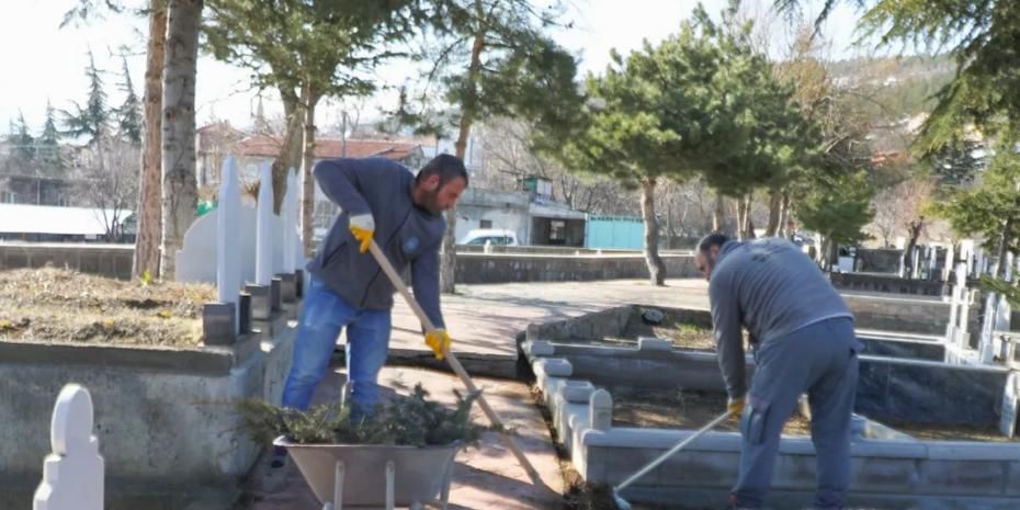 Kayseri Melikgazi'de mezarlıklarda bayram temizliği