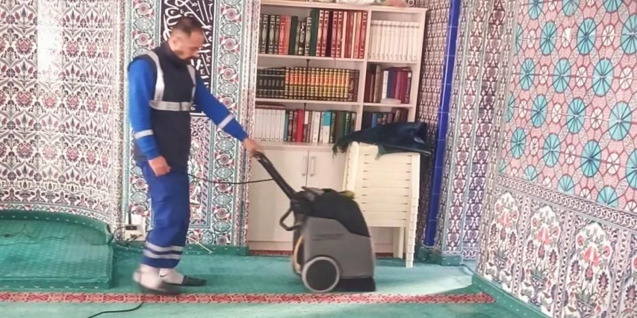 İzmir’in camilerinde bayram temizliği