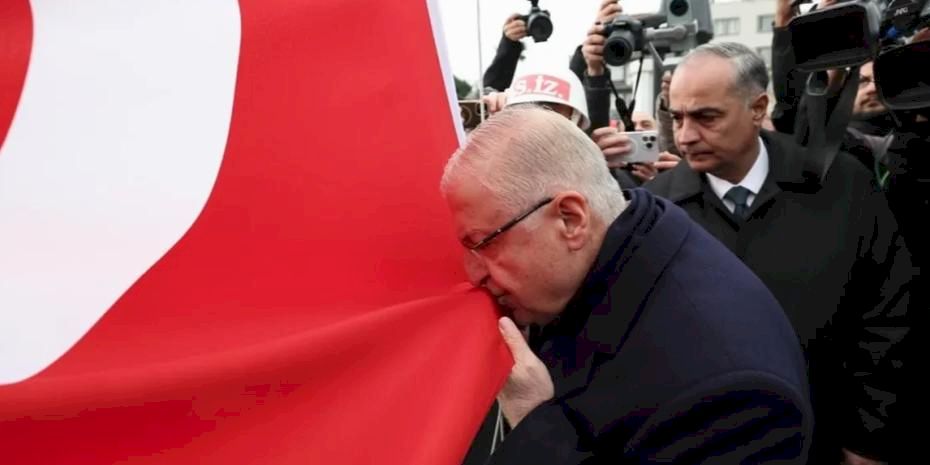 Bakan Güler, şanlı sancağı Çanakkale'de göndere çekti