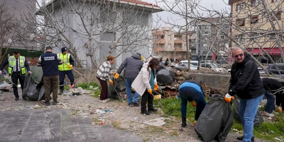 İstanbul Maltepe’de gönüllülerle birlikte bayram temizliği