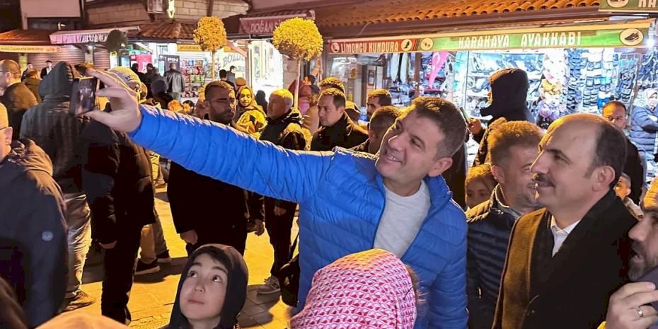 Konya'da son teravih sonrası çarşıda vatandaşlarla buluştu