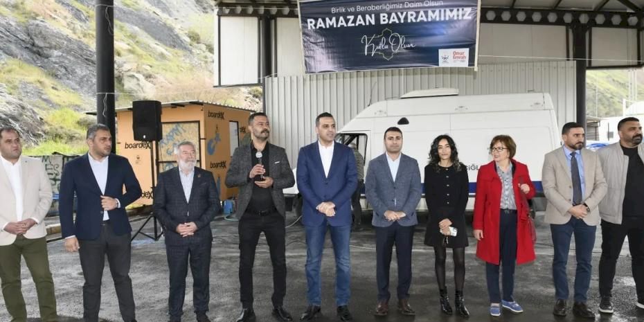 İzmir Çiğli'de Başkan Yıldız personelle bayramlaştı