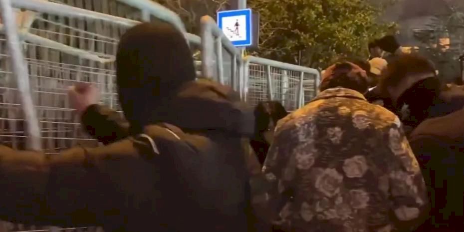 Saraçhane'de polis bariyerlerine saldıran maskeli 35 şüpheli gözaltında