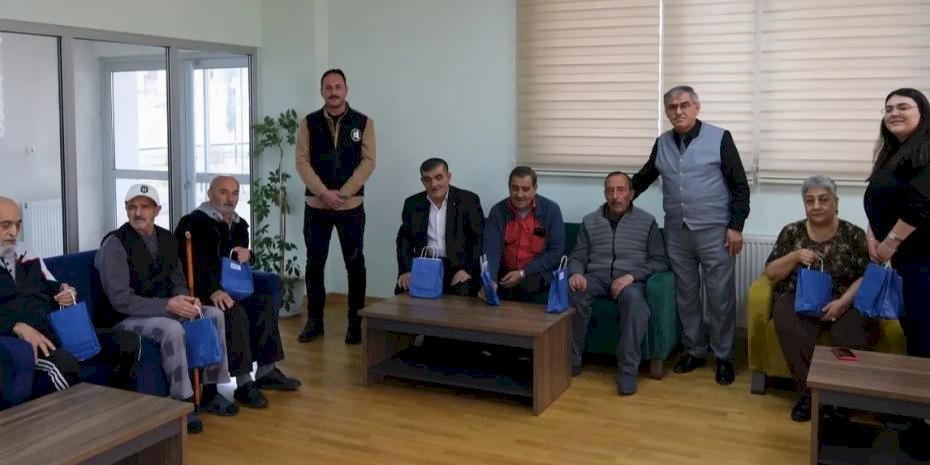 Belediye yaşlıları bayramda unutmadı