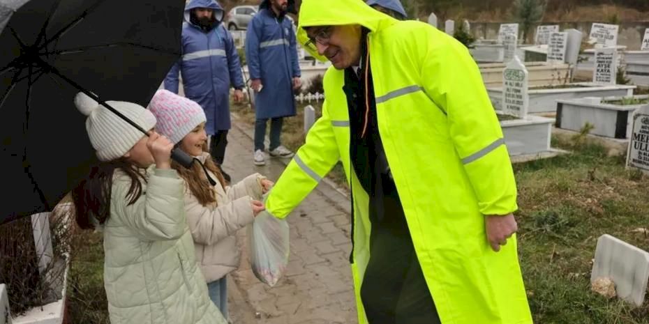 Kütahya'da mezarlıkların çiçekleri belediyeden