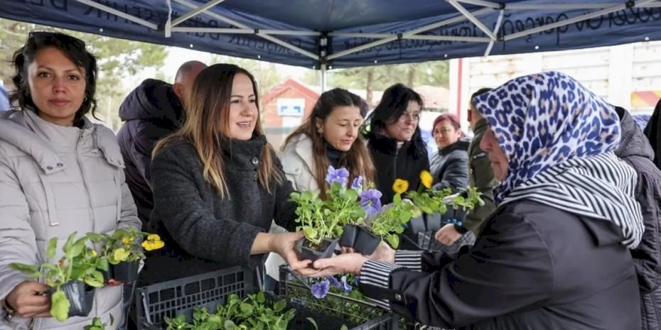 Eskişehir'de kabristan çiçekleri Büyükşehir'den