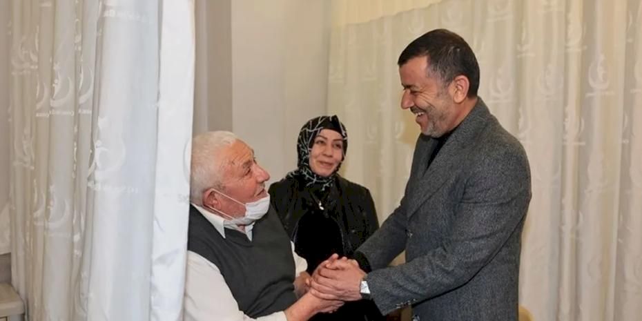 Denizli’de bayram mesaisindeki personele ve hastalara ziyaret