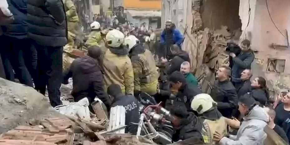 İBB: Fatih'teki bina çökmesinin nedeni inceleniyor