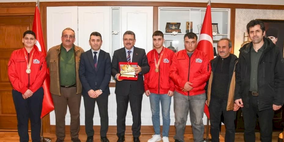 TEKNOFEST şampiyonlarından Başkan Genç’e ziyaret