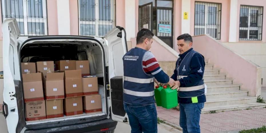 İzmir'de okullara hijyen desteği sürüyor