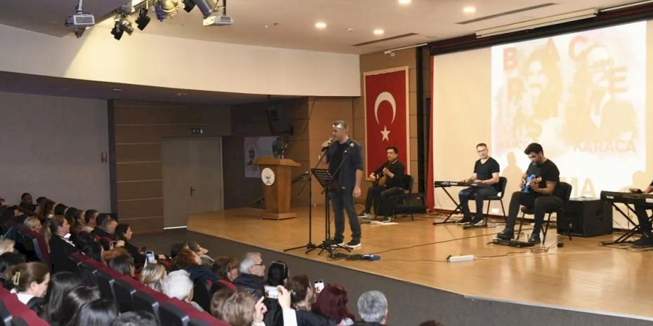 İzmir Çiğli’de Barış Manço ve Cem Karaca şarkılarıyla anıldı