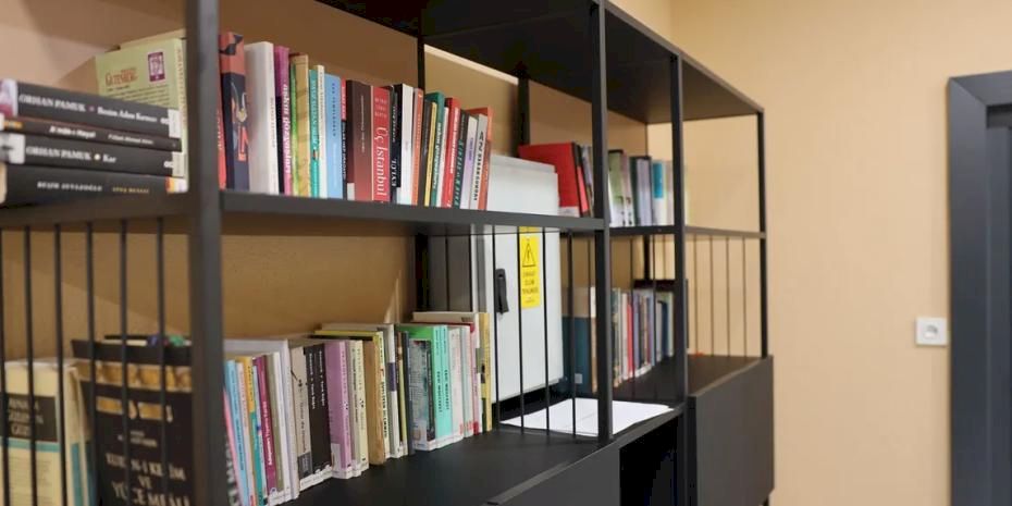 Sakarya’da öğrenciler çamaşırları yıkanırken kitap okuyor