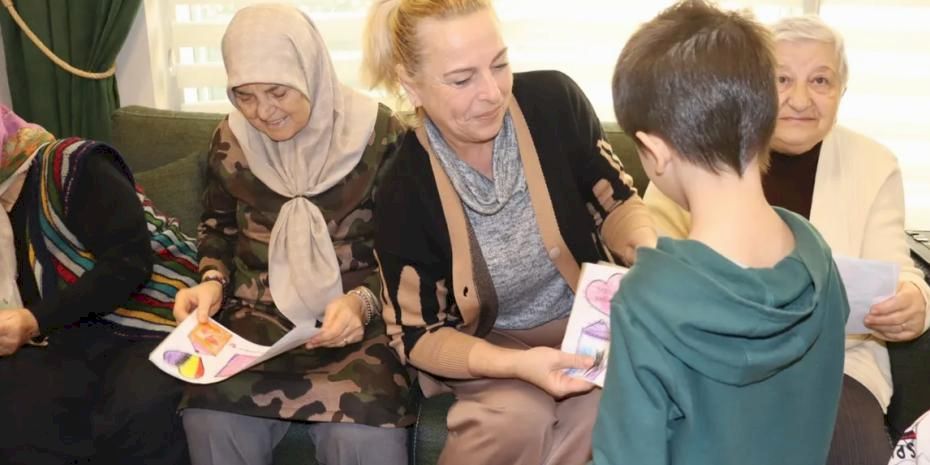 Kocaeli'de İzmitli miniklerden yaşlılar haftasında anlamlı ziyaret