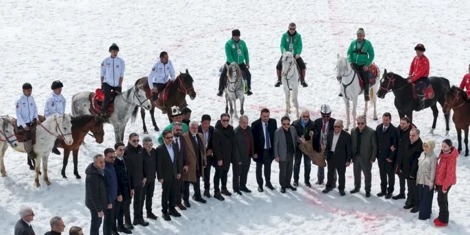 Kayseri Erciyes'te Kökbörü rüzgarı