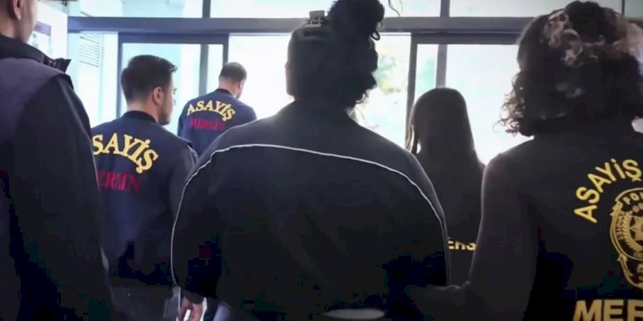 Mersin’de hırsızlık şüphelileri minibüste yakalandı: 3 tutuklama