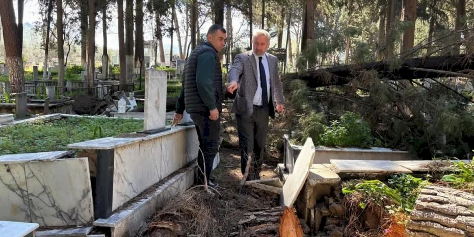 İzmir'de fırtınadan etkilenen mezarlıklara hızlı müdahale