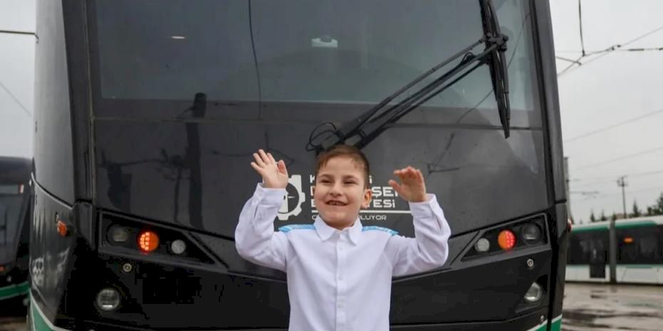 Hayal etti, 6 yaşında vatman oldu!