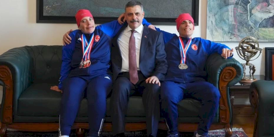 Bakan Çiftçi otizmli sporcuların dünya başarısını kutladı