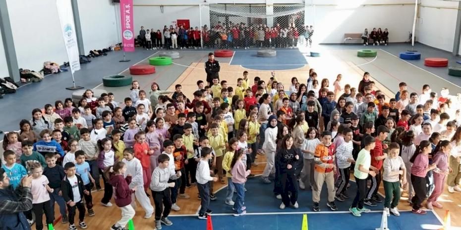 Kayseri Büyükşehir Develili öğrencileri sporla buluşturdu