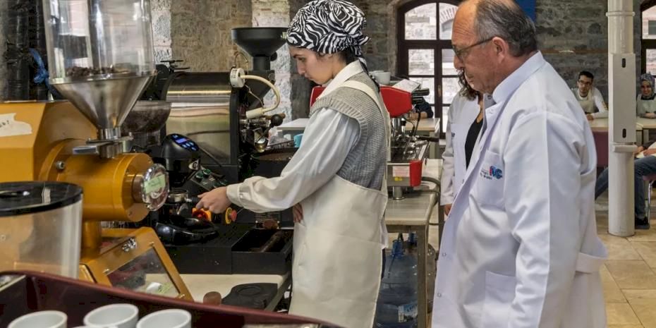 İzmir'de otizmli gençlere barista eğitimi desteği
