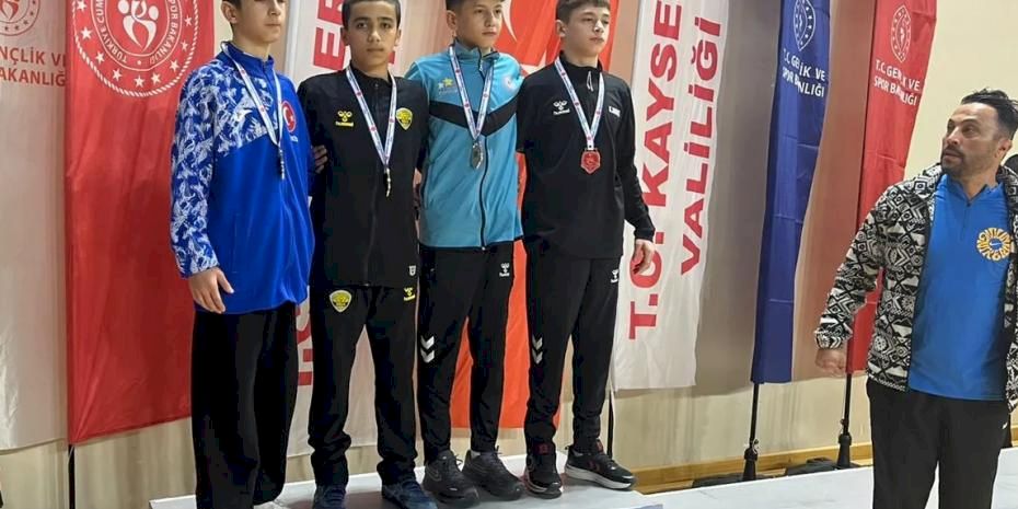 Konyalı güreşçiler madalyaları topladı