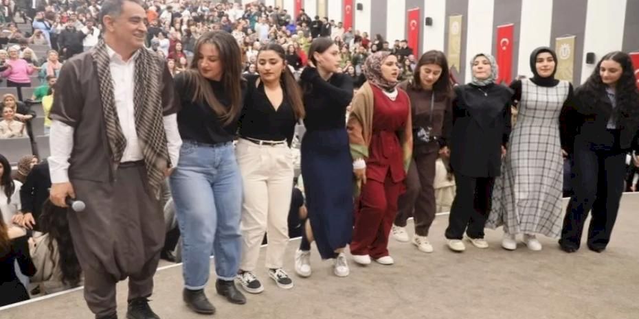 Üniversitede sıra gecesi coşkusu