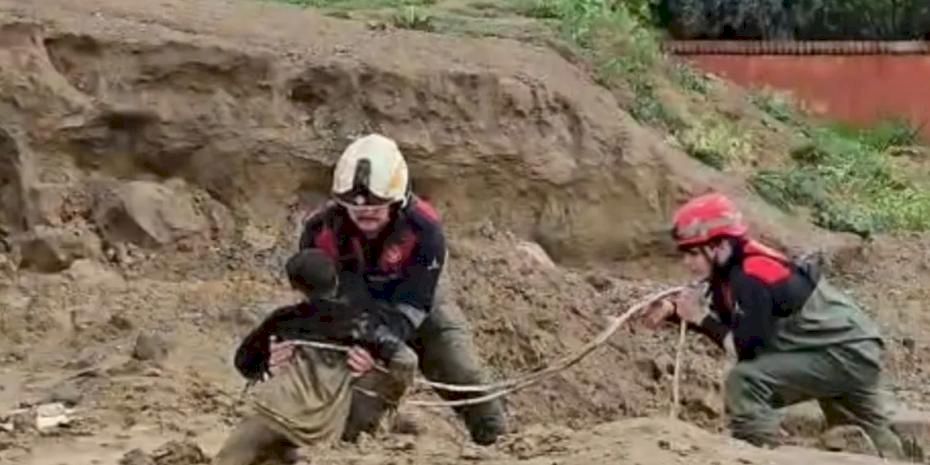 İzmir Torbalı'da çamura saplanan iki çocuğu itfaiye kurtardı